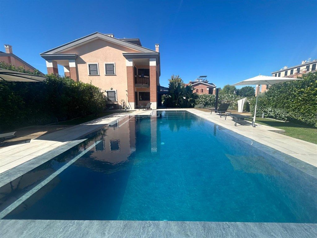 Mezzocamino, in contesto signorile, Villa di oltre 200 mq con piscina a sfioro, box e tre posti auto.