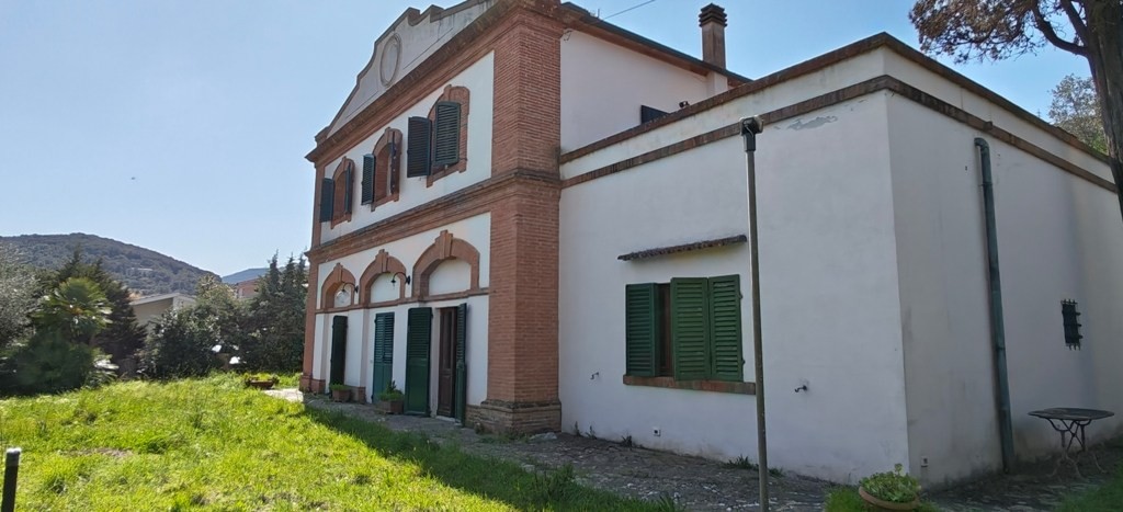 Villa d'epoca con ampi spazi esterni