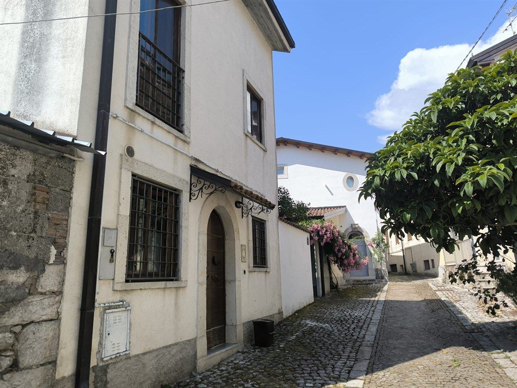 Alfedena centro- cielo/terra indipendente con giardino
