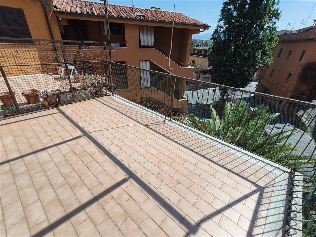 AMPIO TRILOCALE CON TERRAZZO