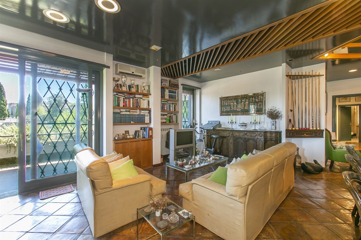 CAMILLUCCIA- appartamento ampia metratura + p.auto + cantina