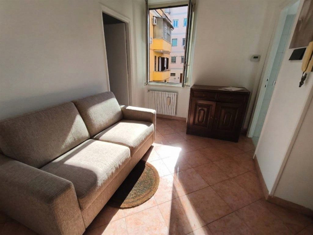 BILOCALE FRONTE METRO BATTISTINI CON BALCONE