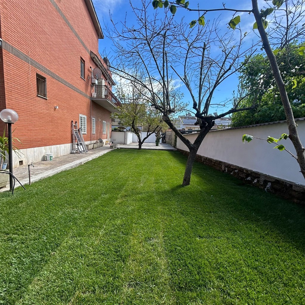 Appartamento indipendente nuovo con ampio giardino, Selva Nera Roma
