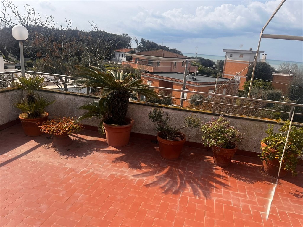 Attico panoramico - terrazzo  vista mare e posto auto