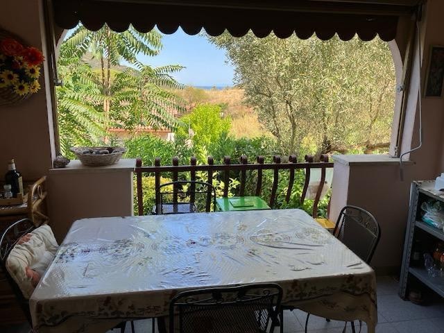 Appartamento con spazi esterni, posto auto e vista mare