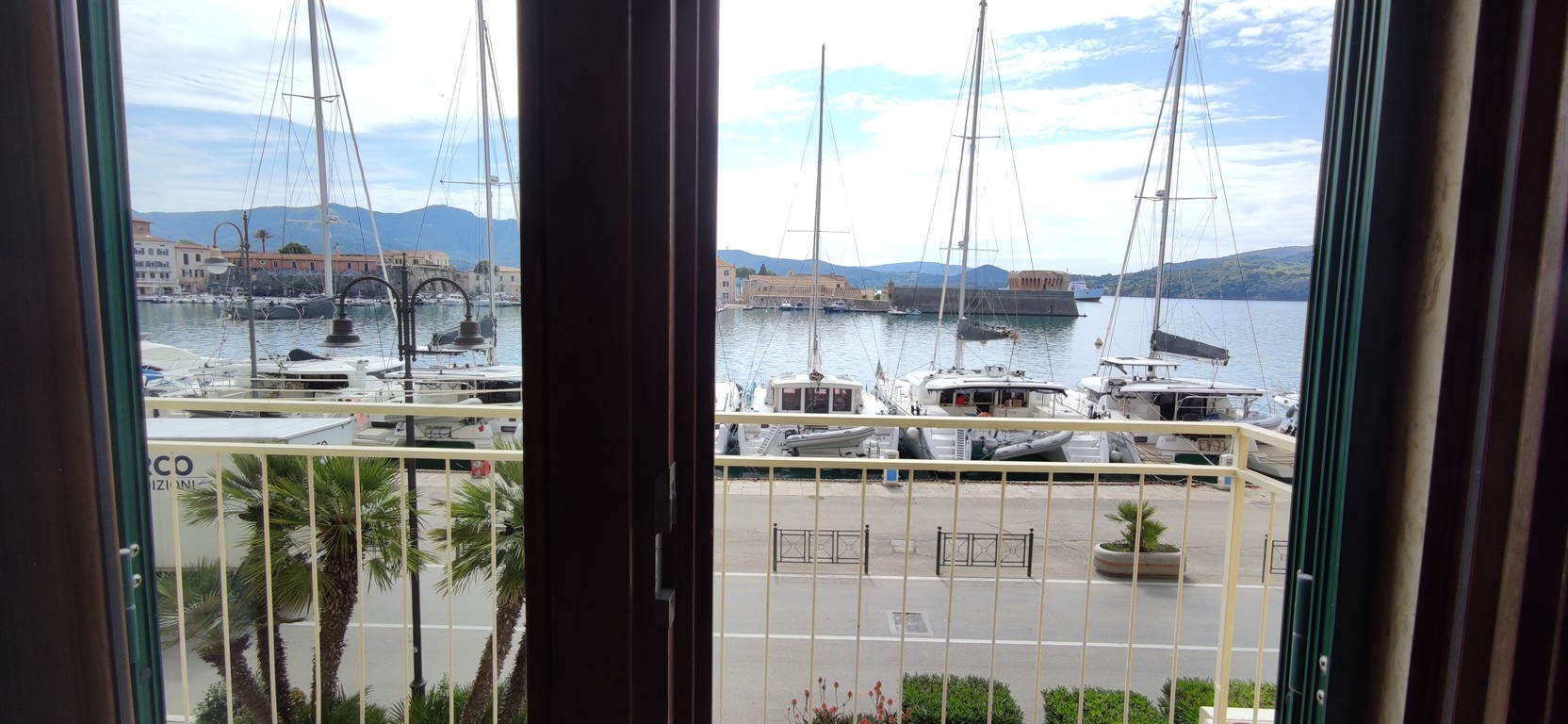 Appartamento con ingresso indipendente affacciato sulla Darsena medicea