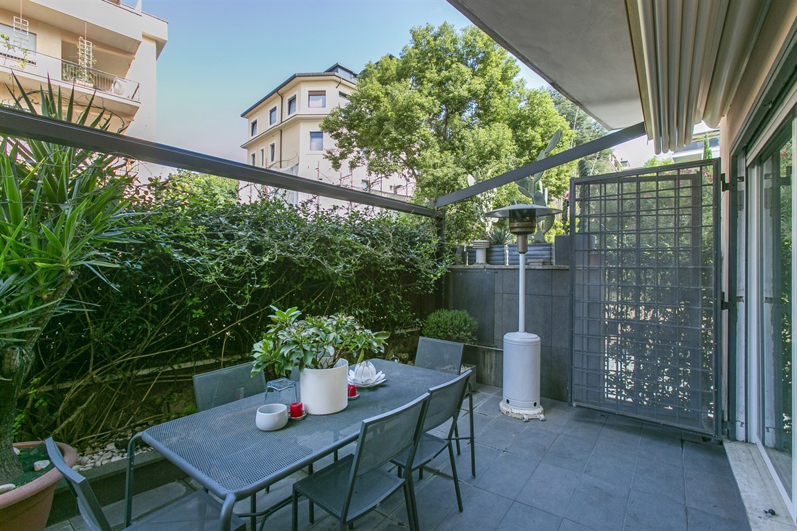 PONTE MILVIO - BILOCALE CON GIARDINO E POSTO AUTO