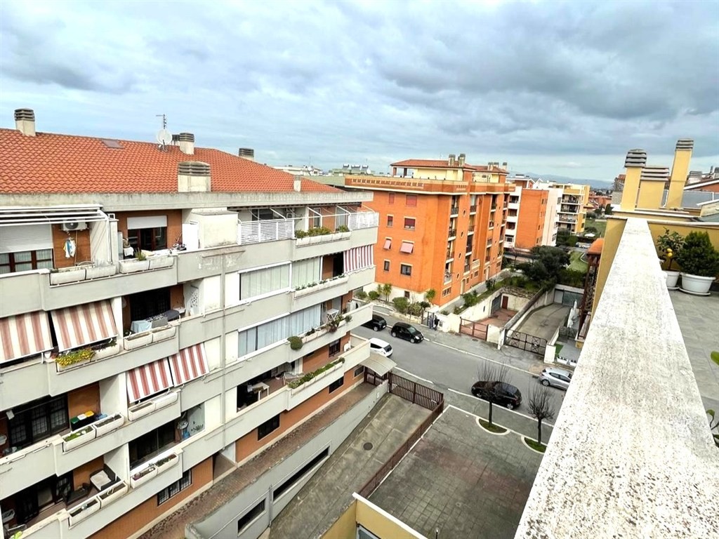 Attico bilivelli con due terrazzi e box auto