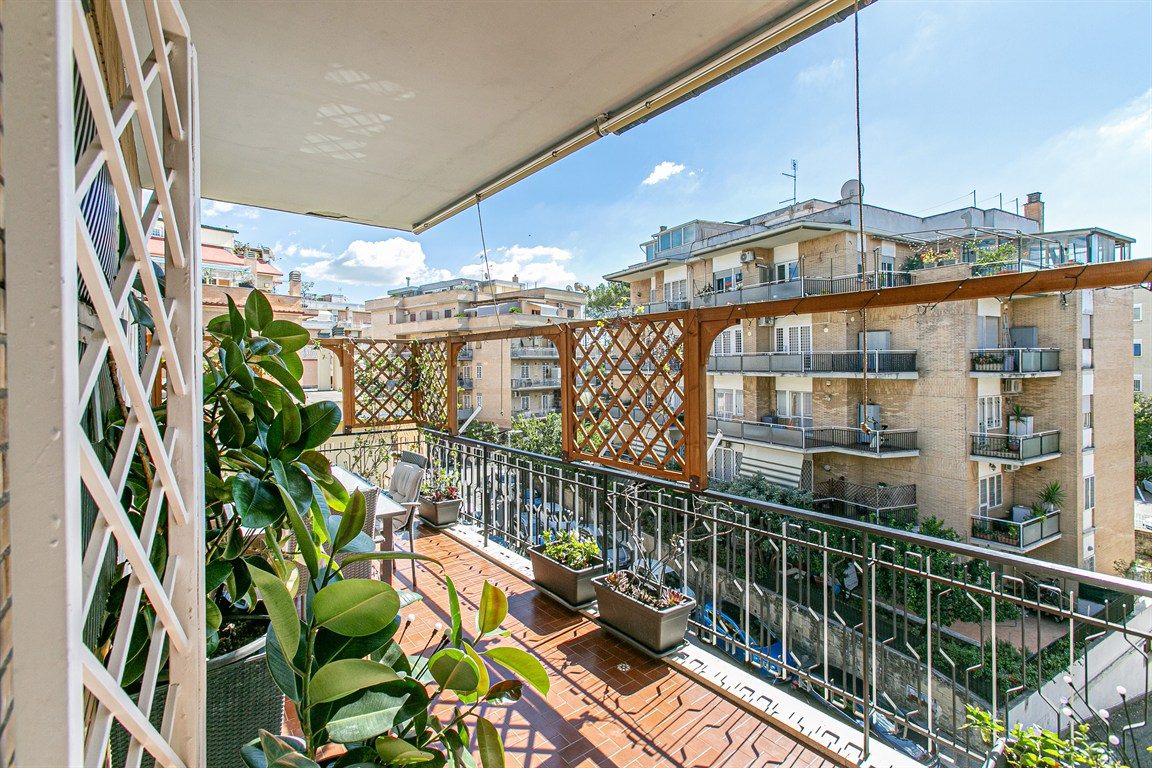 CASETTA MATTEI - LUMINOSO TRILOCALE RISTRUTTURATO CON TERRAZZO
