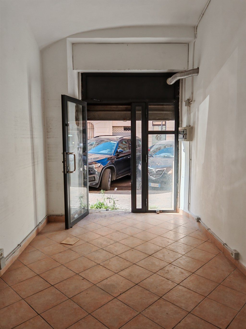 NEGOZIO CON VETRINA SU STRADA, PRATI VIA OSTIA
