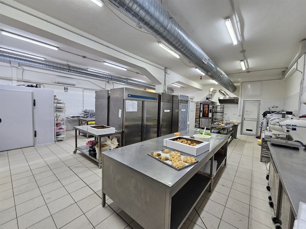 STATUARIO - QUARTO MIGLIO LOCALE COMMERCIALE