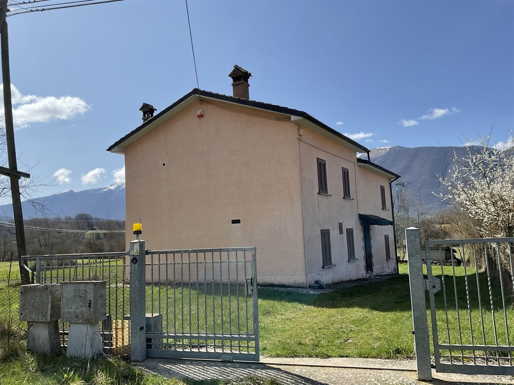 Leonessa/Vallunga MQ 220 piu MQ 17.000 terreno pianeggiante