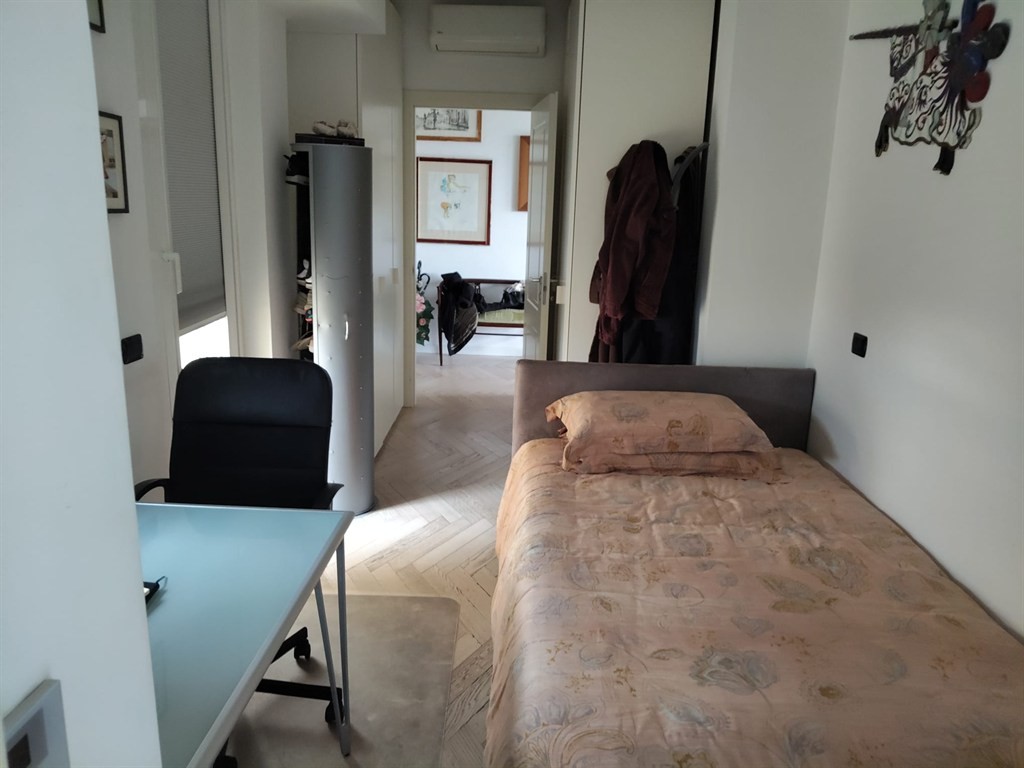 Stanza  arredata con bagno en suite e balcone